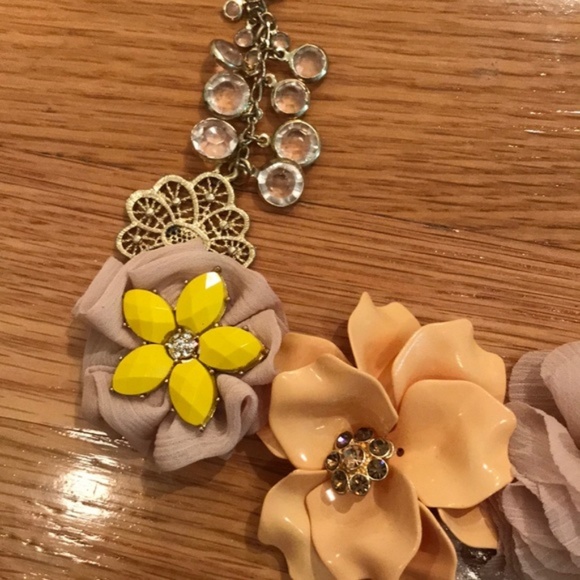 Flower vintage statement necklace - Picture 3 of 4